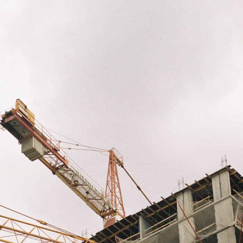 Canteiro de obras com grua