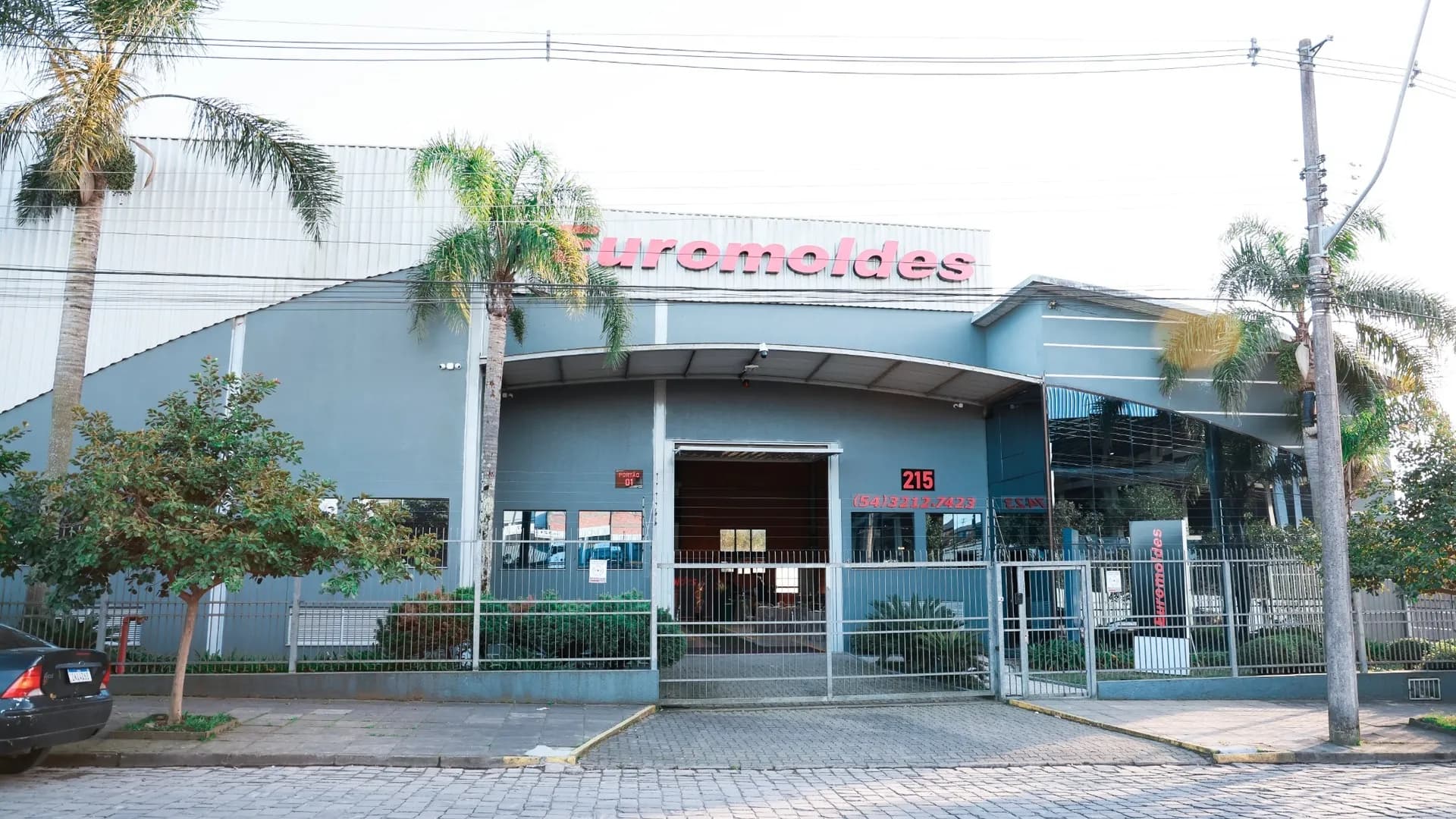 Ferramenteiro fixando o bloco de um molde na morsa de um centro de usinagem